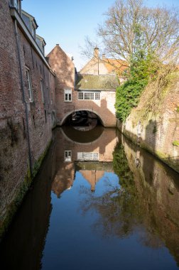 Güneşli bir günde Hollanda 'nın Kuzey Brabant eyaletinin başkenti Den Bosch' un eski bir bölgesinde yürümek