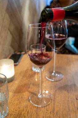 Puglia 'daki İtalyan kantin restoranının camına ilkel İtalyan şarabı dökülüyor.