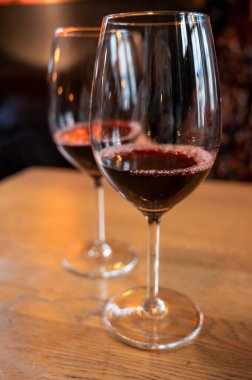 Bordeaux, Fransa 'dan bir bardak sek Fransız şarabı.