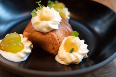 Fransız tatlısı baba au rhum ve krem şanti yakın çekim