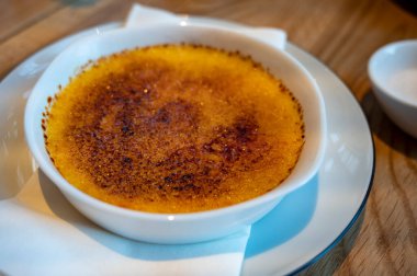 Tatlı krem karamel tatlı, üstünde kahverengi şeker.