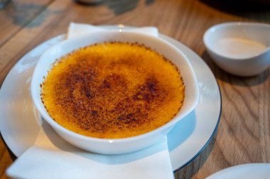 Tatlı krem karamel tatlı, üstünde kahverengi şeker.