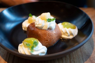 Fransız tatlısı baba au rhum ve krem şanti yakın çekim