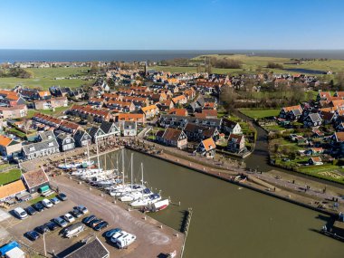 Hollanda 'nın küçük Marken kasabasında hava manzarası güneşli bir günde Hollanda' nın Kuzey Hollanda kentindeki eski adalarda bulunan ahşap evler