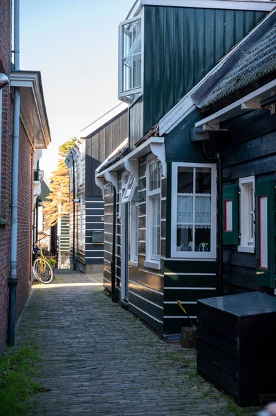 Wandelen Zonnige Lentedag Marken Met Houten Huizen Gelegen Voormalig Eiland — Stockfoto