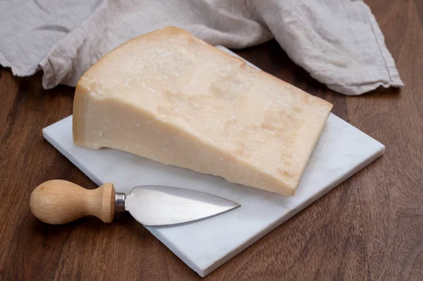 이탈리아어 Hard Parmigiano Reggiano Parmesan Reggio Emilia 지역의 소우유로 — 스톡 사진