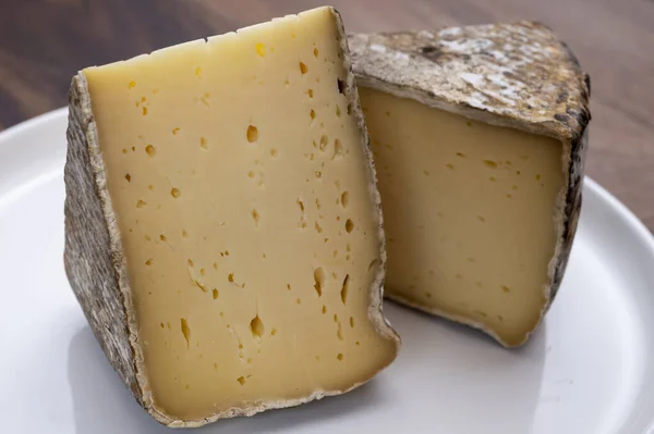 Französischer Bergkäse Aus Den Alpen Tomme Savoie Aus Nächster Nähe — Stockfoto