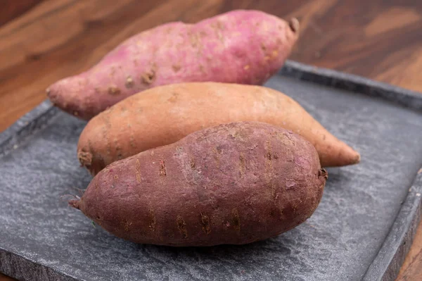 Coloridos Vegetales Raíz Rosa Púrpura Naranja Camotes Orgánicos Cerca — Foto de Stock