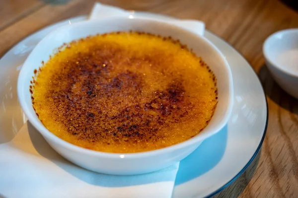 Tatlı krem karamel tatlı, üstünde kahverengi şeker.