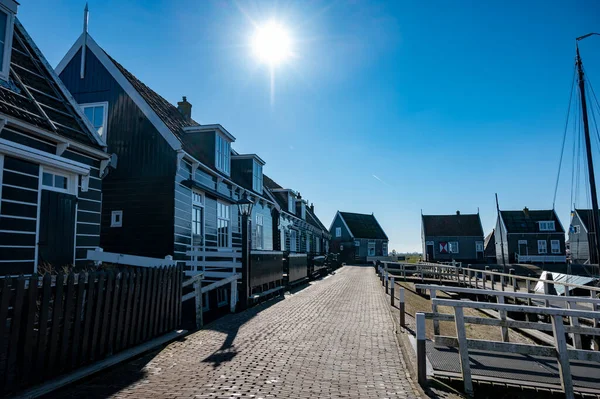 Caminhando Dia Ensolarado Primavera Pequena Cidade Holandesa Marken Com Casas — Fotografia de Stock