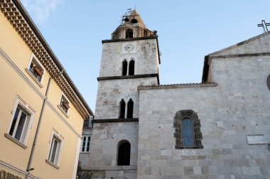 Eski İtalyan kenti Fondi 'nin ortaçağ bölgesi, taş sokaklar ve evler, Lazio bölgesi, İtalya