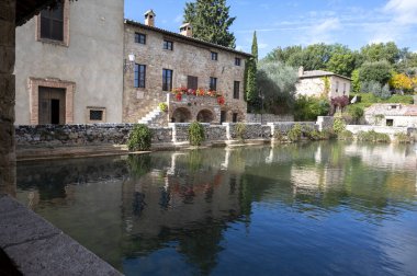 Toskana 'daki küçük İtalyan köyü Bagno Vignoni' de antik doğal kaynak taşı havuzu.