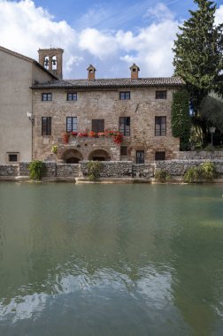 Toskana 'daki küçük İtalyan köyü Bagno Vignoni' de antik doğal kaynak taşı havuzu.