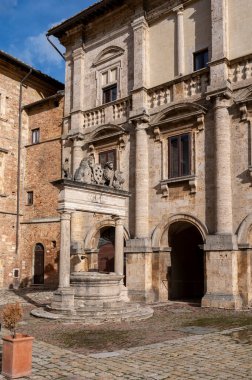 Montepulciano, Tuscany, İtalya 'daki taş sokak ve evlerin manzarası
