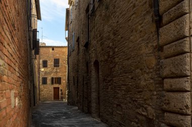 Montepulciano, Tuscany, İtalya 'daki taş sokak ve evlerin manzarası