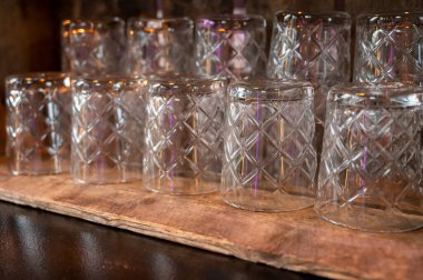 Su ve içecekler için bir sürü boş kristal bardak yakın.