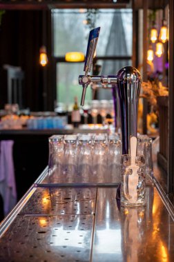 Bira fıçıları ve kafeteryasında boş bardaklar olan klasik bira ve viski barları.,