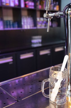 Bira fıçıları ve kafeteryasında boş bardaklar olan klasik bira ve viski barları.,