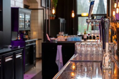 Bira fıçıları ve kafeteryasında boş bardaklar olan klasik bira ve viski barları.,