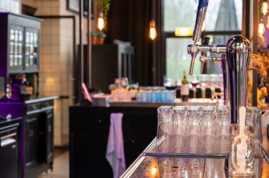 Bira fıçıları ve kafeteryasında boş bardaklar olan klasik bira ve viski barları.,