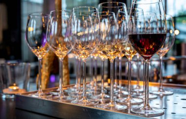 Barda parti ya da kutlama için bir sürü beyaz ve kırmızı şarap var.