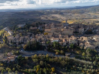 Eski şehir Montepulciano 'da hava manzarası ve tepeler bağlar, Toskana, İtalya