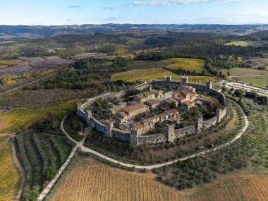 İtalya 'nın Toskana kentindeki Monteriggione tepesindeki ortaçağ kale kasabasında Aeriel manzarası