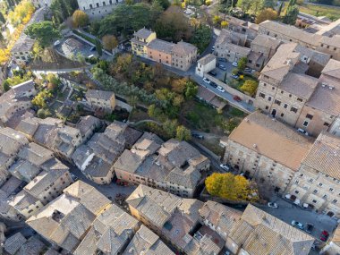 Eski şehir Montepulciano 'da hava manzarası ve tepeler bağlar, Toskana, İtalya