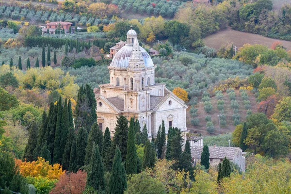 İtalya 'nın Montepulciano, Toskana kentinden kilise, tepe ve üzüm bağlarının manzarası