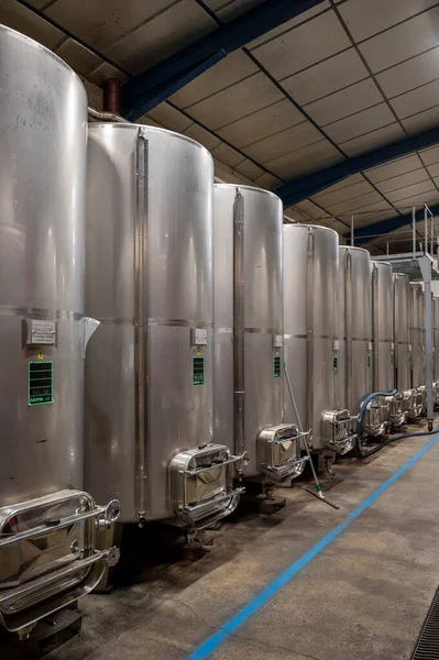 Produktion Söt Cassis Crème Liquor Från Mogna Svarta Vinbär Destillation — Stockfoto