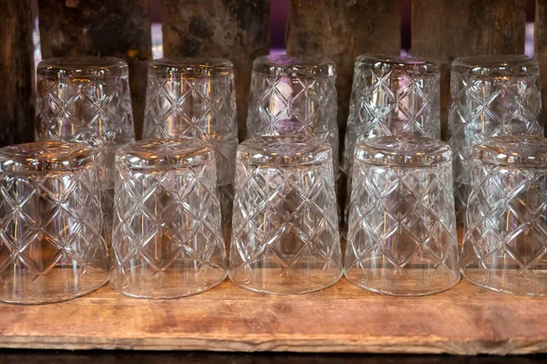 Muchos Vasos Vacíos Cristal Limpio Para Agua Las Bebidas Cerca — Foto de Stock