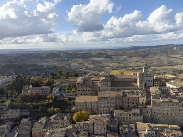 旧市街Montepulcianoと丘の空中ビューは ブドウ畑 トスカーナ イタリア — ストック写真