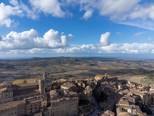 旧市街Montepulcianoと丘の空中ビューは ブドウ畑 トスカーナ イタリア — ストック写真