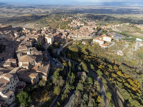 旧市街Montepulcianoと丘の空中ビューは ブドウ畑 トスカーナ イタリア — ストック写真