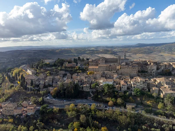 旧市街Montepulcianoと丘の空中ビューは ブドウ畑 トスカーナ イタリア — ストック写真