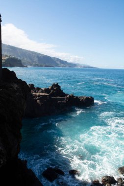 Puerto de la Cruz, Tenerife, Kanarya Adaları yakınlarındaki Punta Brava adlı küçük balıkçı köyündeki siyah lav kayalıklarına bakın.