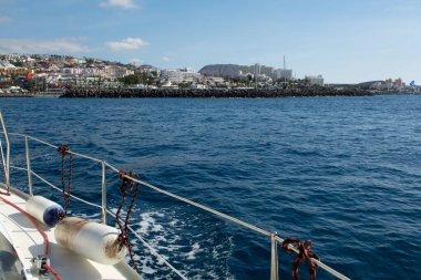 Kışın İspanya 'nın Kanarya Adaları, kışın İspanya kıyı şeridi boyunca yelkenli tekne gezisi sırasında Tenerife adasının güney kıyısındaki tatil beldelerine ve plajlara bakın.