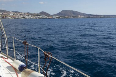 Kışın İspanya 'nın Kanarya Adaları, kışın İspanya kıyı şeridi boyunca yelkenli tekne gezisi sırasında Tenerife adasının güney kıyısındaki tatil beldelerine ve plajlara bakın.