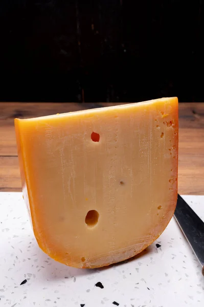 Bit Holländsk Gouda Ost Tillverkad Komjölk Nära Håll — Stockfoto