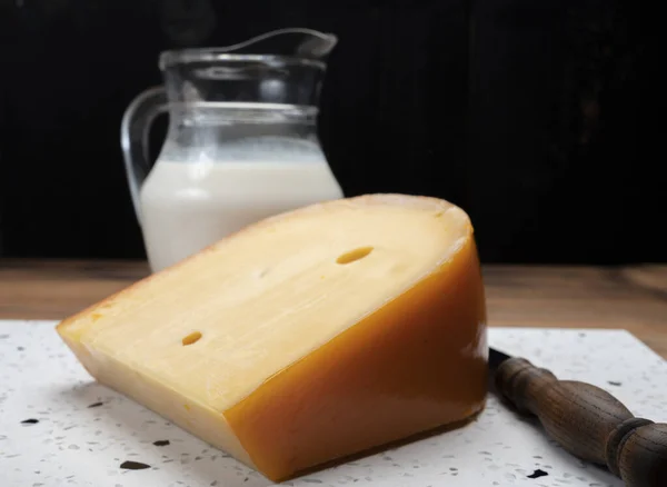 牛乳から作ったオランダのグダチーズのピースを閉じます — ストック写真