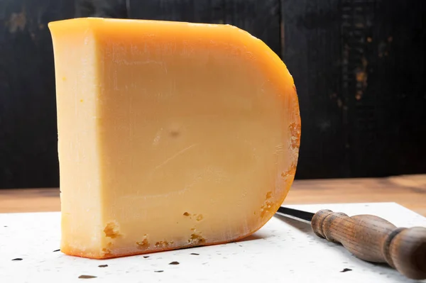 Pièce Fromage Gouda Hollandais Provenant Lait Vache Gros Plan — Photo