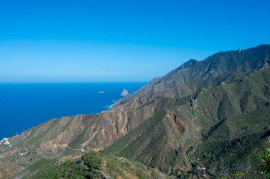 Kışın yeşil dağlar ve mavi Atlantik okyanusu üzerine panoramik manzara, Tenerife 'nin kuzeyi, İspanya, İspanya' nın kuzeyindeki Tanagana köyü yakınlarındaki Anaga milli parkı