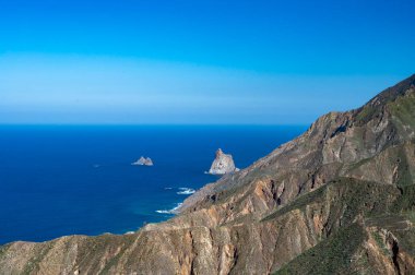 Kışın yeşil dağlar ve mavi Atlantik okyanusu üzerine panoramik manzara, Tenerife 'nin kuzeyi, İspanya, İspanya' nın kuzeyindeki Tanagana köyü yakınlarındaki Anaga milli parkı