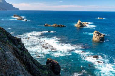 Panoramik manzara Playa del Roque de las Bodegas ve mavi Atlantik Okyanusu, Anaga milli parkı Tenerife 'nin kuzeyinde, Kanarya Adaları, İspanya