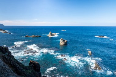 Panoramik manzara Playa del Roque de las Bodegas ve mavi Atlantik Okyanusu, Anaga milli parkı Tenerife 'nin kuzeyinde, Kanarya Adaları, İspanya