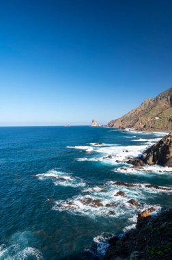 Panoramik manzara Playa del Roque de las Bodegas ve mavi Atlantik Okyanusu, Anaga milli parkı Tenerife 'nin kuzeyinde, Kanarya Adaları, İspanya