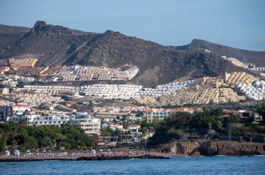 Kışın İspanya 'nın Kanarya Adaları, kışın İspanya kıyı şeridi boyunca yelkenli tekne gezisi sırasında Tenerife adasının güney kıyısındaki tatil beldelerine ve plajlara bakın.