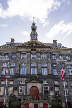 Güneşli bir günde Hollanda 'nın Kuzey Brabant eyaletinin başkenti Den Bosch' un eski bir bölgesinde yürümek