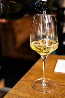 Restoranda servis edilen bir bardak Şili Chardonnay Viognier beyaz şarap.