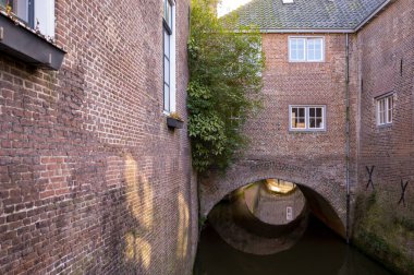 Güneşli bir günde Hollanda 'nın Kuzey Brabant eyaletinin başkenti Den Bosch' un eski bir bölgesinde yürümek